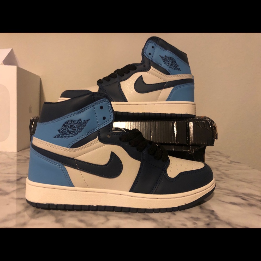 Nike Air Jordan 1- Obsidian Size 8 blue